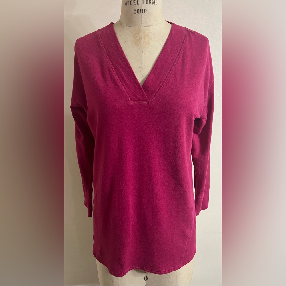 Chico’s V -Neck Long Sleeve Coverstitched Side Seam Jersey Knit Top Size 1